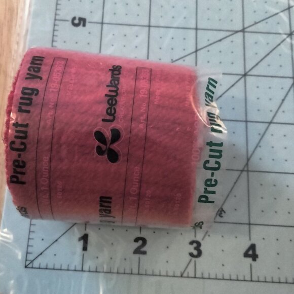 Leewards Pre Cut Rug Yarn 320 Pieces 100% Acrylic Red Made In France - Picture 2 of 5